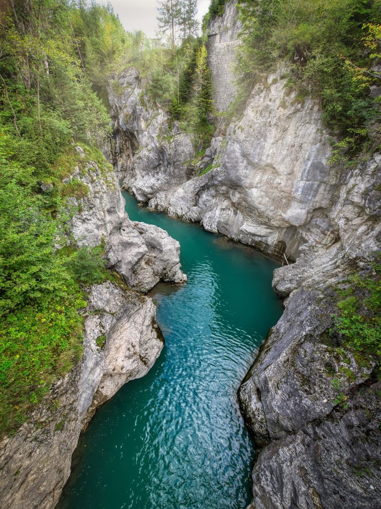 Ein Fluss in einer Schlucht oder Ausflug in die Berge zum Wandern