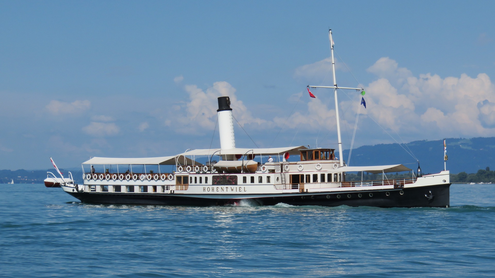 historisches Dampfschiff am Bodensee namens Hohentwiel