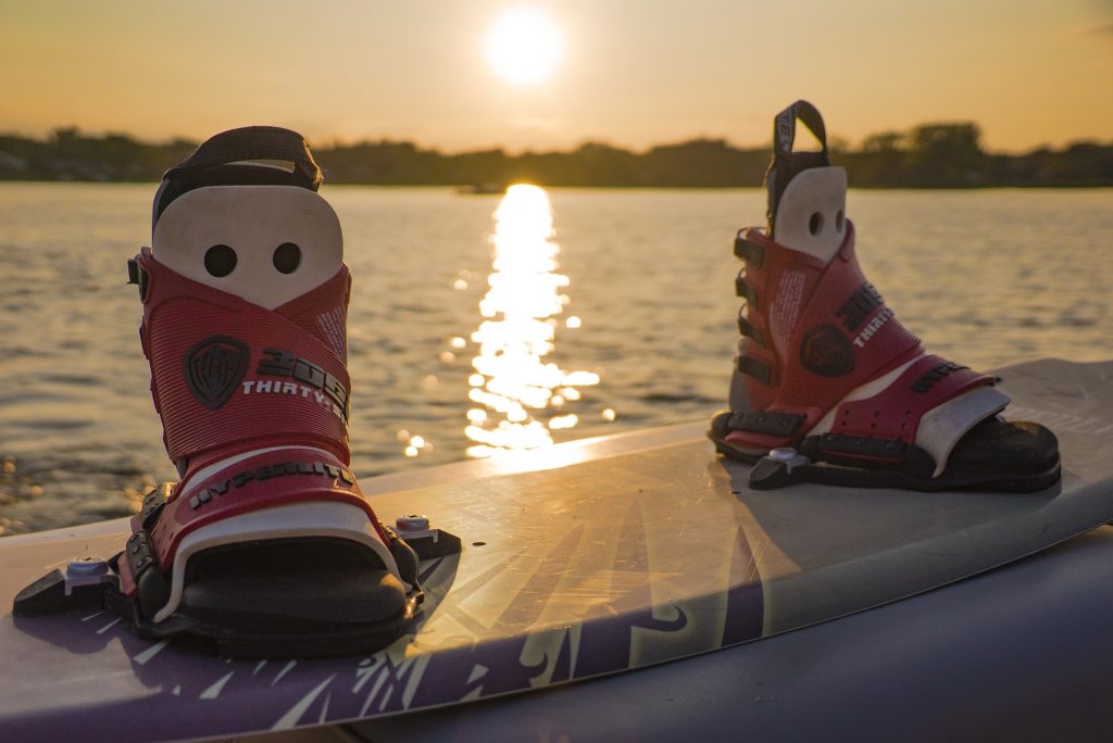 Wakeboard im Sonnenuntergang am Bodensee oder Urlaub am Bodensee